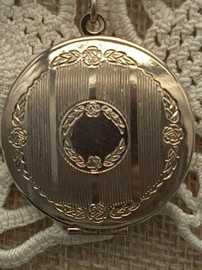 Vintage Sarah Coventry Gold Tone Locket Pendant Keepsake Necklace